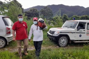 चामलको थैलो बोकेर वडाध्यक्ष सापकोटा  विपन्नको दैलोमा