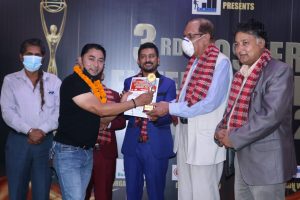 खोलीतीरैमा गीतबाट कृष्ण रसाललाई उत्कृष्ट मोडलको अवार्ड