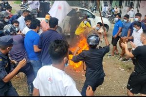 नवलपुरमा प्रधानमन्त्रीकाे पुत्ला दहन,सरकार अन्धाे भएकाे युवासंघकाे आराेप