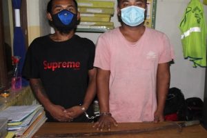 रातको समयमा तरवार बोकेर हिडेका २ जना चितवनमा  पक्राउ