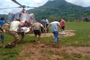 मिनी ट्रक दुर्घटनाका घाइतेको हेलिकप्टरबाट उद्धार