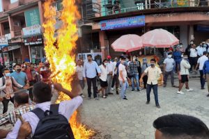 अध्यादेशको बिरोधमा चितवनमा प्रधानमन्त्री देउवाको पुत्ला दहन 