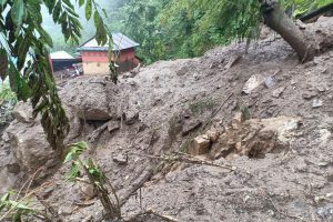 नवलपुरमा पहिरोले घर पुरिदा एकै परिवारका तीनजना वेपत्ता