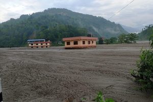 मेलम्चीमा आएको बाढीले रेडियो मेलम्चीकाे भवन बगायो