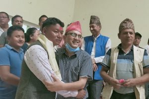 चितवनमा  माओवादी केन्द्रका सचिवालय सदस्य गोलेको नेतृत्वमा ६१ जना एमालेमा प्रवेश
