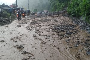 पहिरो खसेपछि नारायणगढ मुग्लिन सडक अवरुद्ध