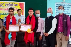 चितवनका दुई पत्रकारलाई प्रेस चौतारीले दियो जोखिम पत्रकारिता पुरस्कार