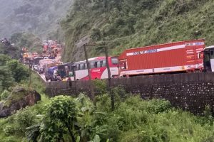 चितवनको घोप्टेभिरमा पहिरो खस्यो, पृथ्वी राजमार्ग अवरुद्ध