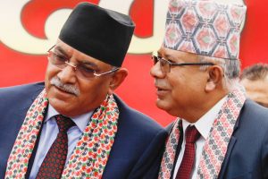 माओवादी दलको कार्यालयमा प्रचण्ड र माधव नेपालबीच भेटवार्ता