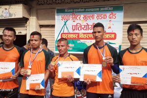 चितवनमा भएकाे पाँच किलाेमिटर दौडमा नेपाल प्रहरीका सन्तोषनाथ योगी प्रथम