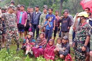महाकालीको बाढीमा फसेका पाँचजनाको हेलिकप्टरबाट उद्धार