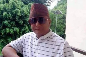 न्यायपालिका कम्फरटेबल बनाउन गजेन्द्र हमाललाई उद्योगमन्त्रीको सपथ गराइँदै