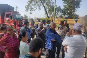 प्रदुषण फैलाएको भन्दै स्थानीय आन्दोलित, चौधरी उद्योगको मुल गेटमा तालाबन्दी