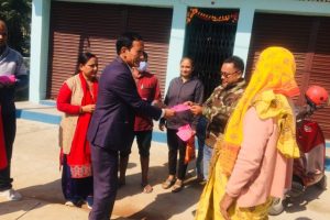 एमाले नवलपुरले घर घरमै पुगेर निमन्त्रणा पत्र बाँड्दै