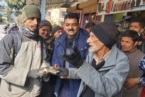 गैँडाकोटमा भेटिएको ४५ हजार रुपैँया कावासोतीका तिवारीलाई हस्तान्तरण