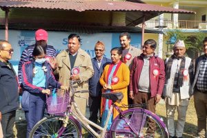रत्ननगरका सामुदायिक विद्यालयमा अध्ययनरत ३७ छात्रालाई साइकल वितरण