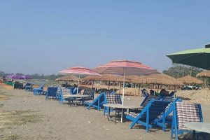 पर्यटक आउन छाडेपछि कर्मचारीलाई बिदा दिंदै सौराहाका होटल व्यवसायी