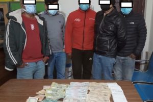चितवनकाे खैरहनीबाट पाँच जुवाडे पक्राउ