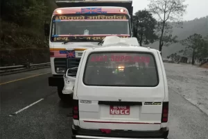 चितवनमा  ट्रिपर र भ्यान ठोक्किँदा आमा छाेराकाे  मृत्यु