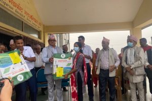 गैँडाकोट नगरपालिकाद्धारा कृषकहरुलाई स्प्रे टंकी वितरण (तस्विर सहित)