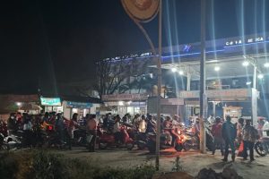 इन्धन अभाव हुने चिन्ताले चितवनका पेट्रोल पम्पमा सवारीको लामो लाईन