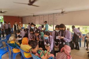 ग्रीनल्याण्डका विद्यार्थीहरुद्वारा वृद्धवृद्धाहरुलाई फलफूल वितरण