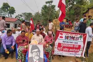 गैँडाकोटमा एमाले र माओवादी परित्याग गरि २२० जना काँग्रेस प्रवेश
