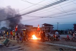 काँग्रेस कार्यककर्ताद्धारा गैँडाकोटमा राजमार्गमा टायर बालेर गठबन्धनको विरोध