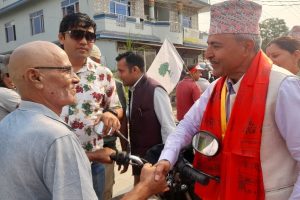 घरदैलोमा विजय सुवेदी–ज्येष्ठ नागरिकलाई ढोग, कांग्रेससँग सौहार्दता