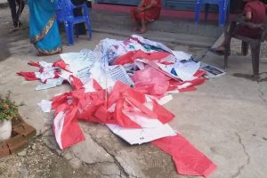 चितवनको रत्ननगरमा काँग्रेस कार्यकर्ताले आफ्नै वडा कार्यालय तोडफोड गरे,पार्टीको झण्डा सडकमा फालियो