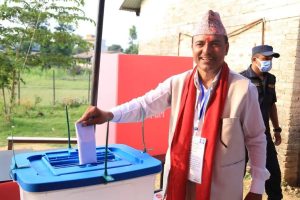 भरतपुरका मेयर उम्मेदवार विजय सुवेदीले गरे मतदान