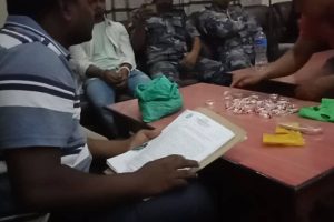 गैँडाकाेटका एक युवा १७९ तोला अवैध चाँदीसहित  पक्राउ
