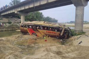 रुपन्देहीकाे रोहिणी पुलबाट खोलामा बस खस्दा ९ जनाको मृत्यु