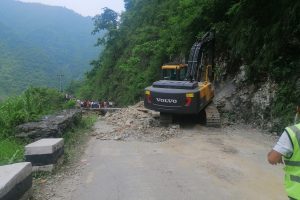 पहरो काटेपछि साना सवारी साधन चल्न थाले मुग्लिन-आँबुखैरेनी सडकमा