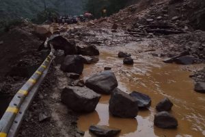 चितवनको नाग्दी खोलामा खसेको पहिरो पन्छाउन आज दिनभर लाग्ने