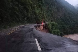 आँबुखैरेनीमा सडक भासियो , पाेखरा जाने यातायात अवरुद्ध