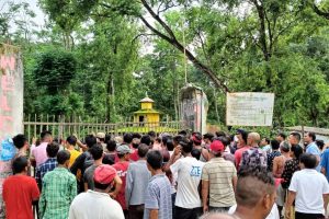 चितवनमा बाघ नियन्त्रण र क्षतिपुर्तिकाे माग गर्दै स्थानीय आन्दोलित