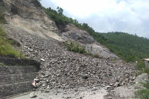 सुख्खा पहिरो खसेपछि नारायणगढ- मुग्लिन सडकखण्ड अवरुद्ध