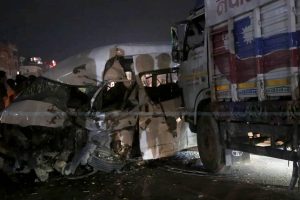 कोटेश्वरमा ठूलो दुर्घटना, सार्वजनिक माइक्रो बस र ट्रक ठोक्कियो