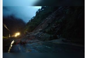 नारायणगढ -मुग्लिन सडकमा राति ९ वजे पहिरो गयो, सडक अवरुद्ध