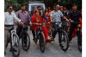 साइकलमा बेहुला-बेहुली, साइकलमै जन्ती !