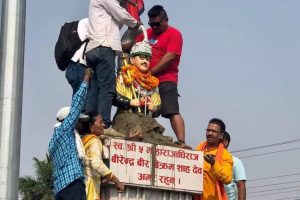 नेपालगञ्जमा राजा वीरेन्द्रको शालिक राख्ने क्रममा झडप, प्रहरीद्धारा हवाइ फायर