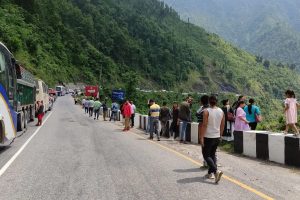 नारायणगढ–मुग्लिन सडकः चाउचाउ किन्न झरेका बसका सह–चालक खोलामा खसेर बेपत्ता