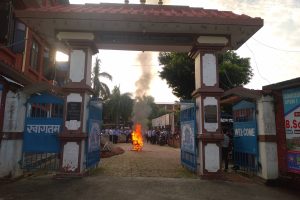 सप्तगण्डकी क्याम्पसमा क्याम्पस प्रमुखको कुर्सी जलाइयाे