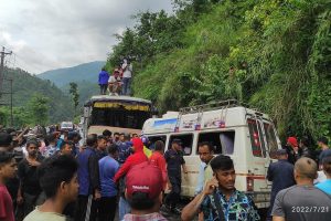 चितवनकाे चुम्लिङ्टारमा बस र माइक्रो  ठक्कर खाँदा १६ जना घाईते