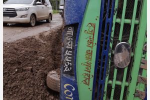 डण्डाबाट नारायणगढ आउदै गरेकाे बस कावासाेतीमा दुर्घटना
