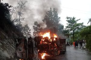दाउन्नेमा बसमा आगलागी ३३ जना घाइते, ६ जनाको अवस्था गम्भिर