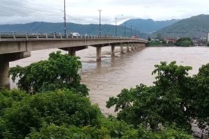 नारायणी नदी पुलबाट हामफालेर एक पुरुष बेपत्ता