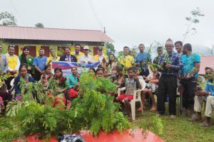 लायन्स क्लब पेन्गुईनद्धारा कृषकलाई फलफूल तथा डाले घाँसका बिरुवा बितरण