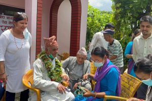मध्यविन्दुमा जेष्ठ नागरिकको घरमै पुगेर नियमित स्वास्थ्य परीक्षण